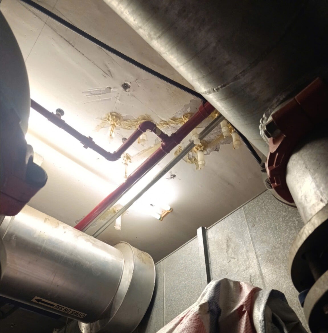 ro-ri-nuoc-tang-ham-nha-xuong