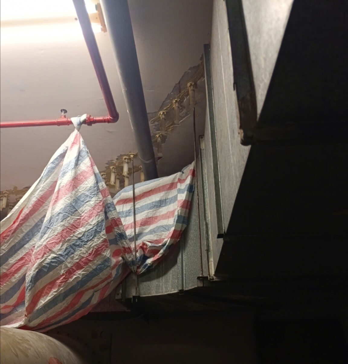 ro-ri-nuoc-tang-ham-nha-xuong