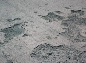 Hiện tượng rỗ mặt, bong tróc lớp màng xi măng trên bề mặt sàn không chỉ gây mất thẩm mỹ mà còn ảnh hưởng trực tiếp đến an toàn lao động tại các khu công nghiệp. Để giúp doanh nghiệp xử lý triệt để bài toán này, bài viết dưới đây sẽ hướng dẫn chi tiết cách khắc phục nền bê tông nhà xưởng bị lột da cá, từ khâu xử lý cốt nền hư hại cho đến quy trình tái tạo bề mặt đạt chuẩn chịu lực.